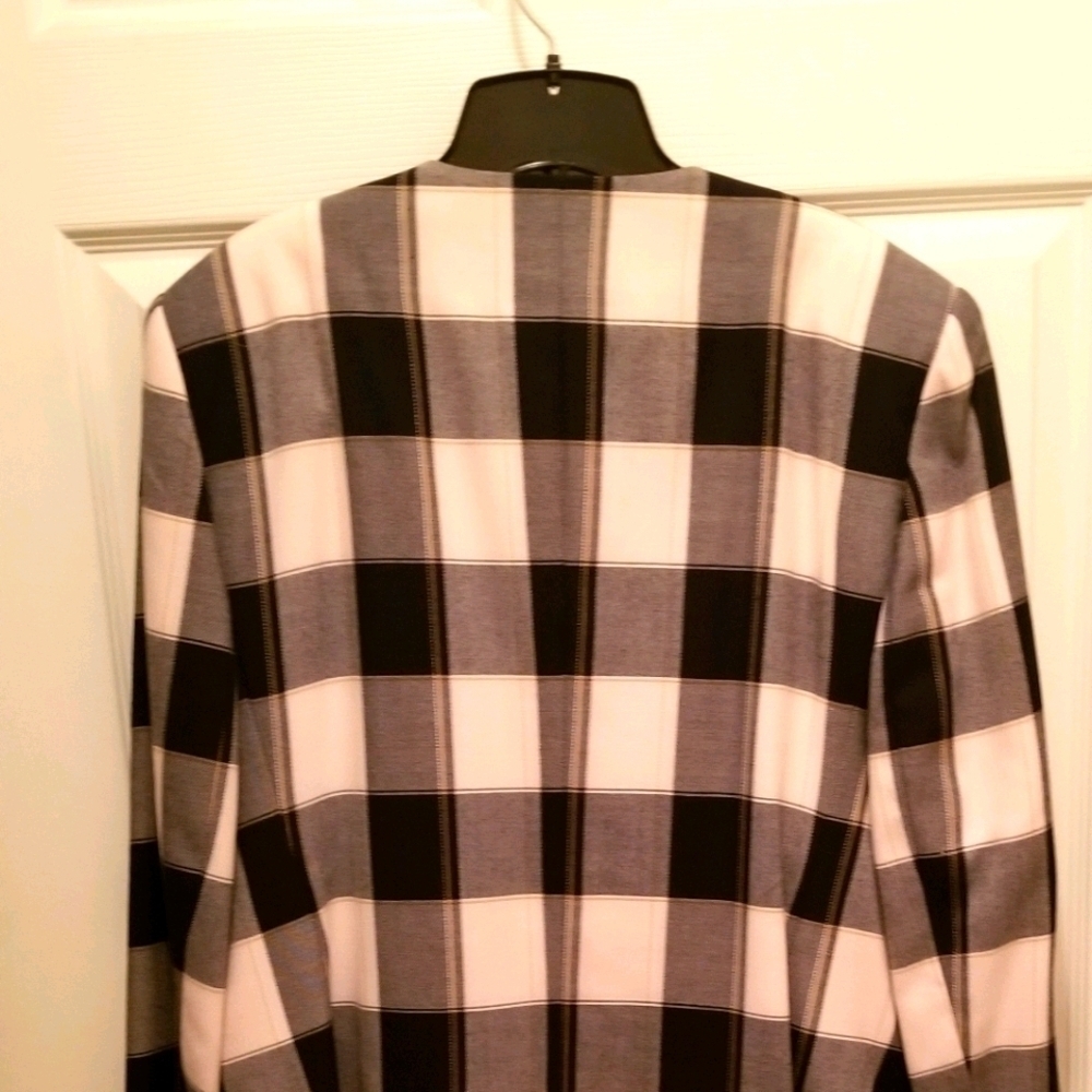 EXECUTIVE COLLECTIONS suit - Picture 2 of 3